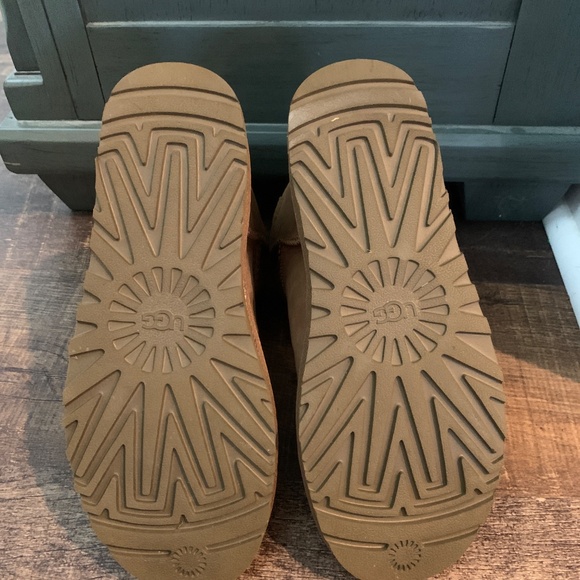 Ugg Boots size 8 - Picture 2 of 6